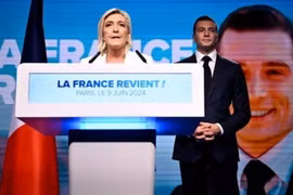 Chủ tịch đảng Tập hợp Quốc gia (RN) của Pháp Marine Le Pen (trái) phát biểu tại Paris, ngày 9/6/2024. (Ảnh: Getty Images/TTXVN)
