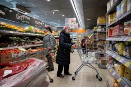 Người dân mua hàng tại một siêu thị ở thủ đô Moskva, Nga ngày 6/4/2022. (Ảnh: AFP/TTXVN) 