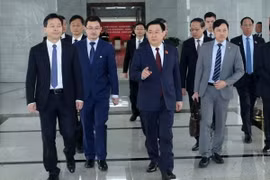 Chủ tịch Quốc hội Vương Đình Huệ đến thăm Khu thí điểm mậu dịch tự do Thượng Hải. (Ảnh: Nhan Sáng/TTXVN)
