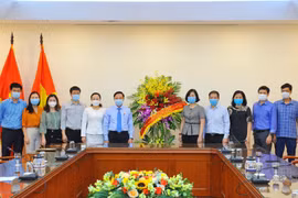 Phó Chủ tịch Quốc hội Nguyễn Khắc Định tặng hoa chúc mừng Thông tấn xã Việt Nam nhân kỷ niệm 96 năm Ngày Báo chí Cách mạng Việt Nam (21/6/1925-21/6/2021). (Ảnh: Minh Đức/TTXVN)