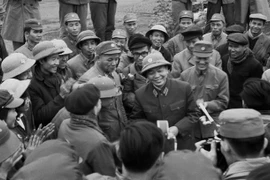 Nhân dịp đầu năm mới (tháng 1/1973), Đại tướng Võ Nguyên Giáp đến thăm, nói chuyện với các chiến sỹ tự vệ khu phố K và T Hà Nội, đơn vị đã dũng cảm mưu trí, bắn rơi máy bay E.111 của Mỹ đêm 22/12/1972. (Ảnh: Ngọc Quán/TTXVN) 