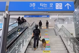Cảnh sát và chó nghiệp vụ kiểm tra nhà ga Osong ở Cheongju, Hàn Quốc. (Ảnh: Yonhap/TTXVN)