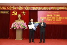 Thứ trưởng Bộ Kế hoạch và Đầu tư Nguyễn Duy Đông (trái) nhận quyết định của Ban Bí thư giữ chức Phó Bí thư Tỉnh ủy Vĩnh Phúc nhiệm kỳ 2020-2025. (Ảnh: Hoàng Hùng/TTXVN)