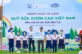 Đại diện Vinamilk và Quỹ sữa trao tặng 106.000 ly sữa cho các em nhỏ có hoàn cảnh khó khăn tại tỉnh Bến Tre. (Nguồn: Vietnam+) 