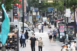 Người dân di chuyển trên đường phố tại thủ đô Seoul, Hàn Quốc, ngày 15/9/2020. (Nguồn: Yonhap/TTXVN) 