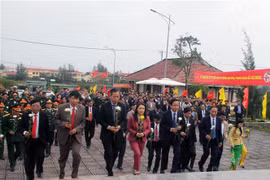 Đại diện lãnh đạo tỉnh Quảng Trị dâng hương, dâng hoa tại Tượng đài Chiến thắng Cửa Việt ở xã Triệu An, huyện Triệu Phong. (Ảnh: Thanh Thủy/TTXVN)