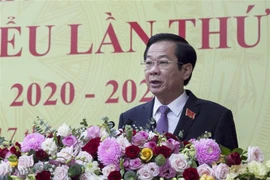 Tân Bí thư Tỉnh ủy Kiên Giang Đỗ Thanh Bình công bố danh sách 14 người vào Ban Thường vụ Tỉnh ủy Kiên Giang khóa XI sáng 17/10. (Ảnh: Hồng Đạt/TTXVN) 
