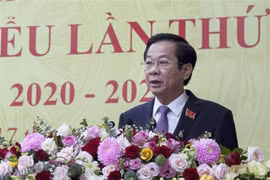 Tân Bí thư Tỉnh ủy Kiên Giang Đỗ Thanh Bình công bố danh sách 14 người vào Ban Thường vụ Tỉnh ủy Kiên Giang khóa XI sáng 17/10. (Ảnh: Hồng Đạt/TTXVN) 