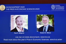 Chân dung hai nhà kinh tế người Mỹ Paul. R.Milgrom (trái) và Robert B.Winson đoạt giải Nobel Kinh tế 2020 trong cuộc họp báo công bố giải Nobel ở Stockholm, Thụy Điển ngày 12/10/2020. (Nguồn: AFP/TTXVN) 