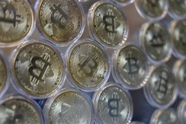 Tiền điện tử bitcoin. (Ảnh: AFP/TTXVN) 