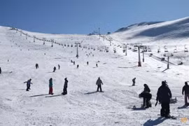 Người dân đeo khẩu trang phòng lây nhiễm COVID-19 tại một khu chợ ở Tehran, Iran, ngày 20/12/2020. (Nguồn: THX/TTXVN) 