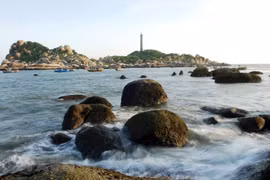 Mũi Kê Gà, thuộc xã Tân Thành, huyện Hàm Thuận Nam (tỉnh Bình Thuận) có vẻ đẹp hoang sơ, bình dị, với bãi đá nhấp nhô chạy dài ven biển; đặc biệt có ngọn hải đăng cao 70m được xây dựng từ thời Pháp, được xem là cao nhất Việt Nam. (Ảnh: Mạnh Linh/TTXVN) 