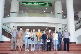 Các y, bác sỹ thể hiện quyết tâm đẩy lùi dịch bệnh COVID-19. (Ảnh: Văn Dũng/TTXVN) 