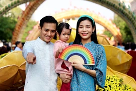 Hình ảnh người dân Thành phố Hồ Chí Minh du Xuân tại Đường hoa Nguyễn Huệ