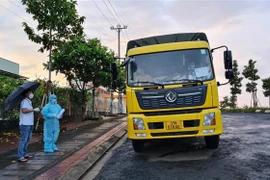 Xe tải sử dụng mã QR luồng xanh giả lưu thông từ vùng dịch về địa bàn tỉnh Gia Lai bị lực lượng chức năng bắt giữ. (Ảnh: Quang Thái/TTXVN) 