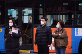 Người dân đeo khẩu trang để phòng tránh lây nhiễm COVID-19 tại Seoul, Hàn Quốc, ngày 21/2/2020. (Nguồn: THX/TTXVN) 