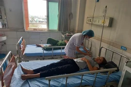 Các y bác sỹ tích cực điều trị cho các nạn nhân trong vụ tai nạn thương tâm. (Ảnh: Trịnh Bang Nhiệm/TTXVN)