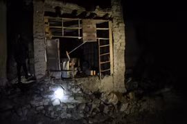 Ngôi nhà bị sập sau trận động đất ở tỉnh Paktika, Afghanistan, ngày 22/6/2022. (Ảnh: THX/TTXVN) 