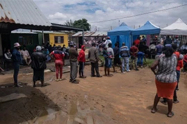 Người dân xếp hàng chờ tiêm vaccine phòng COVID-19 tại Johannesburg, Nam Phi, ngày 8/12/2021. (Ảnh: AFP/TTXVN) 