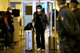 Hành khách Trung Quốc tại sân bay quốc tế Rome-Fiumicino ở Italy ngày 29/12/2022. (Ảnh: AFP/TTXVN) 