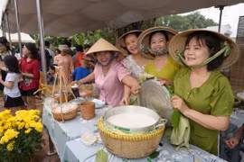 Tiểu thương chuẩn bị những món ăn đơn giản để tham gia phiên chợ và lan tỏa niềm vui, san sẻ khó khăn cho nhiều người. (Ảnh: Minh Phú/TTXVN)
