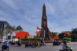 Người dân đi lại trên đường phố ở Cà Mau. (Ảnh: Kim Há/TTXVN)