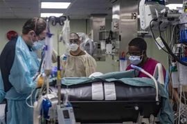 Nhân viên y tế Mỹ chuyển bệnh nhân nhiễm COVID-19 từ tàu bệnh viện USNS Comfort về tiếp tục điều trị tại một bệnh viện địa phương ở New York, ngày 26/4/2020. (Nguồn: AFP/TTXVN) 