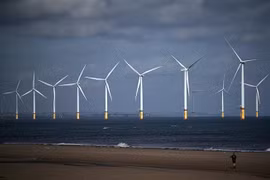 Trang trại gió ngoài khơi bờ biển Redcar, Anh. (Ảnh: AFP/TTXVN)