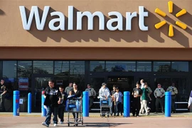 Cửa hàng của tập đoàn bán lẻ Walmart ở Paramount, California, Mỹ. (Ảnh: AFP/TTXVN)