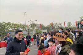 Lãnh đạo Liên đoàn Lao động thành phố Hà Nội lì xì cho con công nhân lao động. (Ảnh: Minh Nghĩa/TTXVN)