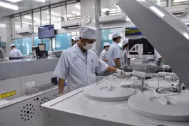 Nhân viên y tế Bệnh viện Chợ Rẫy vận hành hệ thống máy xét nghiệm. (Ảnh: Đinh Hằng/TTXVN)