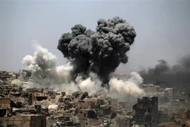 Khói bốc lên sau một cuộc không kích của Mỹ tại thành phố Mosul, Iraq. (Nguồn: AFP/TTXVN) 