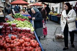Người dân mua thực phẩm tại khu chợ ở Athens, Hy Lạp. (Ảnh: AFP/TTXVN)