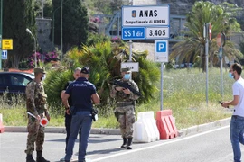 Binh sỹ và cảnh sát Italy làm nhiệm vụ tại khu vực biên giới với Pháp. (Nguồn: AFP/TTXVN) 