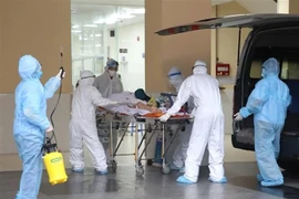 Vận chuyển bệnh nhân lên khu vực điều trị của Bệnh viện Chợ Rẫy. (Ảnh: TTXVN phát)