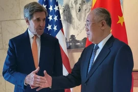Ông John Kerry (trái) và ông Giải Chấn Hoa. (Nguồn: Reuters)