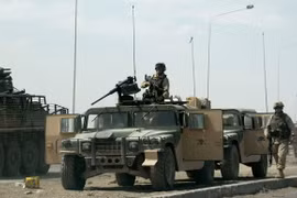Binh sỹ Mỹ gác trên tuyến cao tốc dẫn tới khu vực al-Taji, cách thủ đô Baghdad 20km về phía Bắc. (Ảnh: AFP/TTXVN)
