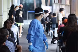 Người dân xếp hàng chờ xét nghiệm COVID-19 tại Seoul, Hàn Quốc, ngày 10/8/2022. (Ảnh: YONHAP/TTXVN) 