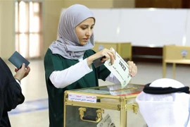 Cử tri Kuwait bỏ phiếu tại điểm bầu cử Quốc hội ở Kuwait City, ngày 29/9/2022. (Ảnh: AFP/TTXVN) 