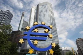 Biểu tượng đồng euro phía trước trụ sở ECB tại Frankfurt am Main, Đức. (Ảnh: AFP/TTXVN) 