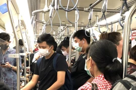 Người dân ở thủ đô Bangkok đeo khẩu trang để phòng chống dịch COVID-19 khi đi lại bằng phương tiện công cộng. (Ảnh: Ngọc Quang/TTXVN) 