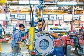 Công nhân làm việc trong một nhà máy ở Ấn Độ. (Nguồn: Mint) 