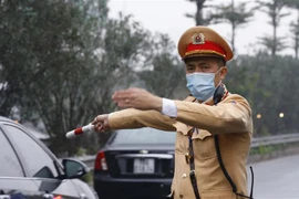 Lực lượng Cảnh sát giao thông làm nhiệm vụ phân luồng giao thông trên tuyến cao tốc Pháp Vân-Cầu Giẽ. (Ảnh: Doãn Tấn/ TTXVN) 