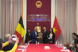 Đại sứ Nguyễn Văn Thảo tặng hoa cho Tân Chủ tịch Hội Sinh viên Việt Nam tại Bỉ. (Ảnh: Đức Hùng/Vietnam+) 