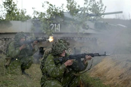 Binh sỹ Belarus tham gia một cuộc tập trận gần thị trấn Borisov, cách thủ đô Minsk 75km về phía Bắc. (Nguồn: AFP/TTXVN) 