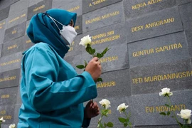 Lễ tưởng niệm các nhân viên y tế tử vong do COVID-19 tại Bandung, Indonesia, ngày 4/12/2021. (Ảnh: AFP/TTXVN) 