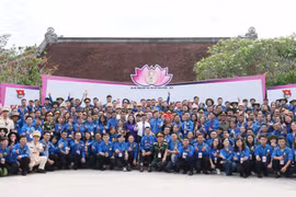 Đại biểu Đại hội Thanh niên tiên tiến làm theo lời Bác lần thứ VI năm 2020 chụp ảnh lưu niệm tại Khu di tích Kim Liên. (Ảnh: Nguyễn Oanh/TTXVN) 