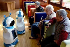 Các loại robot phục hồi chức năng, robot điều dưỡng và robot bạn đồng hành... sẽ được triển khai để hỗ trợ người cao tuổi trong sinh hoạt cá nhân, tập luyện phục hồi chức năng và giải trí. (Nguồn: Sixthtone)
