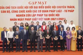 Chủ tịch Quốc hội Vương Đình Huệ tặng quà lưu niệm cho các đại biểu. (Ảnh: Doãn Tấn/TTXVN) 