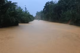 KM 377+300 Quốc lộ 32 tại huyện Tân Uyên, tỉnh Lai Châu bị ngập do mưa lớn. (Ảnh: TTXVN phát) 